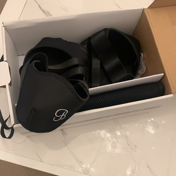 • Bombshell Sportswear Performance Foot Wraps - Picture 3 of 3